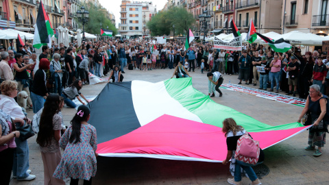 Manifestants despleguen una gran bandera palestina a Tarragona per denunciar l'assalt contra la Flotilla Manifestants despleguen una gran bandera palestina a Tarragona per denunciar l'assalt contra la Flotilla