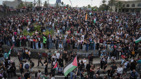 EuropaPress_6998499_cientos_personas_concentracion_apoyo_global_sumud_flotilla_plaza_carbonera Cientos de personas durante una concentración en apoyo a la Global Sumud Flotilla.