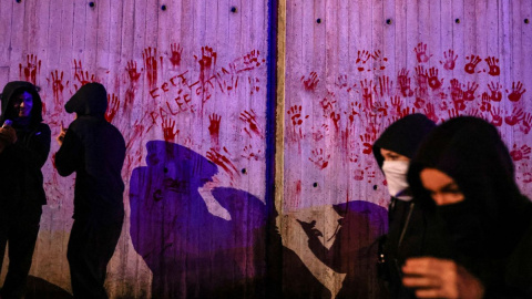 barcelona Varios manifestantes se paran frente a un muro pintado durante una protesta para condenar la interceptación de la Flotilla por parte de Israel.