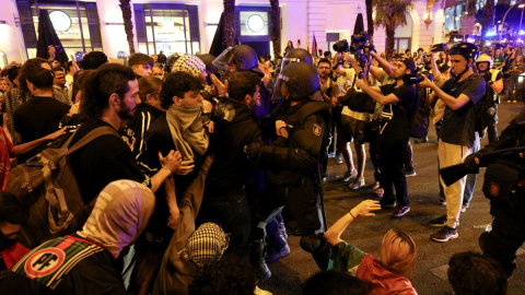 madrid Carga de los agentes antidisturbios durante una protesta para condenar la interceptación por parte de las fuerzas israelíes de la Flotilla.