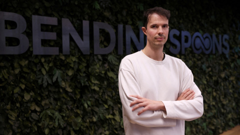 El cofundador y consejero delegado de Bending Spoons, Luca Ferrari, posa junto al logo de la compañía en Milán. El cofundador y consejero delegado de Bending Spoons, Luca Ferrari, posa junto al logo de la compañía en Milán.
