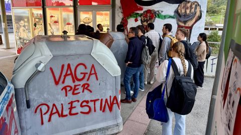 Estudiants intentant accedir a la plaça Cívica de la UAB des dels FGC Estudiants intentant accedir a la plaça Cívica de la UAB des dels FGC