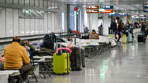 AFP__20251003__dpa-pa_251003-99-222756_dpai__v1__HighRes__DroneSightingsAtMunichAirp (1) Personas esperan en camas tras avistamientos de drones y cancelaciones de vuelos en el aeropuerto de Múnich.