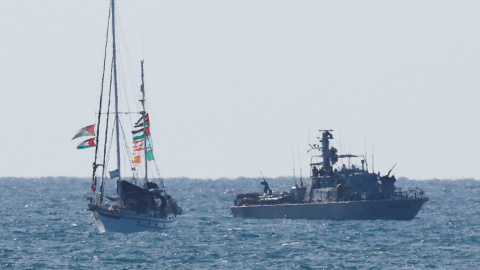 2025-10-02T160737Z_1323088022_RC2Q3HA1J7CM_RTRMADP_3_ISRAEL-PALESTINIANS-FLOTILLA Un buque de la armada israelí escolta un buque de la Flotilla Global Sumud al puerto de Ashdod,