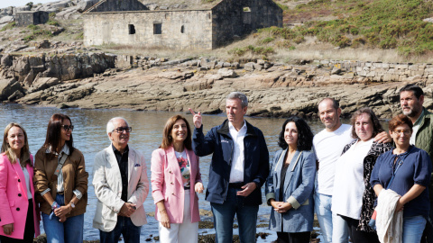 En el centro, la conselleira de Medio Ambiente, Ángeles Vázquez, y el presidente de la Xunta, Alfonso Rueda, el pasado 12 de septiembre en las instalaciones de una antigua industria ballenera en Cee (A Coruña) En el centro, la conselleira de Medio Ambiente, Ángeles Vázquez, y el presidente de la Xunta, Alfonso Rueda, el pasado 12 de septiembre en las instalaciones de una antigua industria ballenera en Cee (A Coruña)