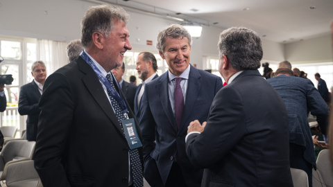 El presidente del Partido Popular, Alberto Núñez Feijóo (c), durante la segunda jornada del ‘Foro de La Toja - Vínculo Atlántico’ 2025, en el Eurostars Gran Hotel La Toja, a 3 de octubre de 2025, en la Illa de la Toja, Pontevedra, Galicia (España). El presidente del Partido Popular, Alberto Núñez Feijóo (c), durante la segunda jornada del ‘Foro de La Toja - Vínculo Atlántico’ 2025, en el Eurostars Gran Hotel La Toja, a 3 de octubre de 2025, en la Illa de la Toja, Pontevedra, Galicia (España).