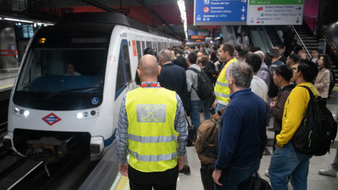 Empujadores en la estación de Nuevos Ministerios de Metro de Madrid. (Foto de archivo)