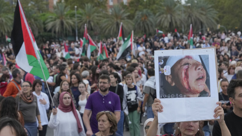Milers de persones a la plaça de les Drassanes de Barcelona en la mobilització propalestina d'aquest divendres