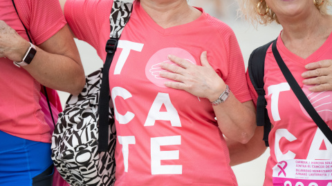 EuropaPress_6260424_mujer_edicion_carrera_marcha_solidaria_contra_cancer_mama_octubre_2024 Una mujer durante la 9ª edición de la carrera solidaria contra el cáncer de mama.