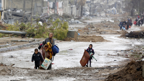Una família Palestina que fuig del nord de la Franja de Gaza per anar cap al sud. Una família Palestina que fuig del nord de la Franja de Gaza per anar cap al sud.
