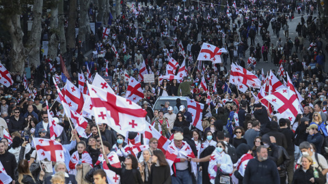 Simpatizantes oposición Georgia Simpatizantes del partido opositor georgiano asisten a una manifestación en Tiflis, Georgia.