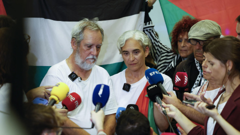 La exalcaldesa de Barcelona Ada Colau junto al concejal barcelonés de ERC Jordi Coronas a su vuelta a España.