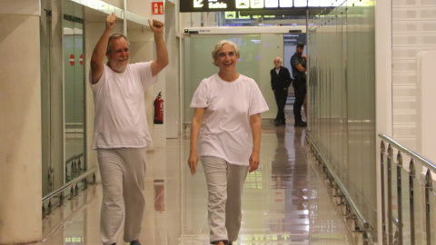 El regidor d'ERC a Barcelona Jordi Coronas i l'exalcaldessa Ada Colau arribant a l'aeroport del Prat després de la detenció d'Israel com a activistes de la Global Sumud Flotilla El regidor d'ERC a Barcelona Jordi Coronas i l'exalcaldessa Ada Colau arribant a l'aeroport del Prat després de la detenció d'Israel com a activistes de la Global Sumud Flotilla