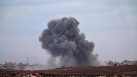 Humo se eleva tras un ataque israelí en las afueras de la ciudad de Gaza.