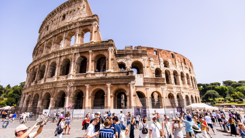 Un grupo de turistas en el Coliseo de Roma. Un grupo de turistas en el Coliseo de Roma.