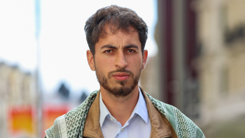 El periodista y colaborador de Público Néstor Prieto ha relatado en esta entrevista el trato del Ejército de Israel después de que interceptara y retuviera ilegalmente a los activistas de la Global Sumud Flotilla. "Me arrancaron los pendientes, me confiscaron todo mi material periodístico", ha explicado. Prieto ha señalado que, después de identificarse como periodista, fue golpeado en las costillas. Ha denunciado cómo, mientras estuvieron retenidos, los efectivos israelís proferían insultos: "Me agarraron del pelo y me dijeron: 'Mira al suelo, trozo de mierda'".


Hace 18 años nacimos con un compromiso: hacer un periodismo útil para la sociedad. Solo podemos continuar con esta labor si contamos con el apoyo de personas como tú.

Únete a la comunidad de Público. 18 años no son nada… cuando nos queda tanto por contar. Periodismo incómodo para tiempos difíciles. https://bit.ly/3VylhmD


Periodismo, investigación y compromiso para construir un mundo más igualitario.
¡Suscríbete ya a nuestro canal!: https://bit.ly/2U8nM0q
Visita: https://www.publico.es
Síguenos en Facebook: https://www.facebook.com/diario.publico/
Síguenos en Twitter: https://twitter.com/publico_es
Síguenos en Instagram: https://www.instagram.com/publico.es
Síguenos en TikTok: https://www.tiktok.com/@publico_es
Síguenos en Bluesky: https://bsky.app/profile/publico.es