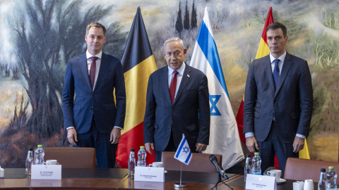 El primer ministro belga, Alexander de Croo; el primer ministro del Estado de Israel, Benjamin Netanyahu, y el presidente del Gobierno, Pedro Sánchez, durante un encuentro el 23 de noviembre de 2023.