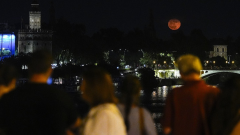 La luna de fresa en el cielo de Sevilla.