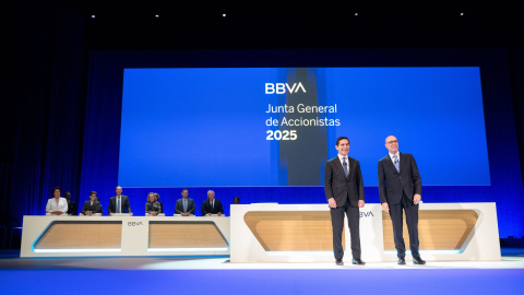 El presidente de BBVA, Carlos Torres Vila (i), y el consejero delegado, Onur Genç (d), durante la última junta general de accionistas del banco, en el Palacio Euskalduna, en Bilbao. El presidente de BBVA, Carlos Torres Vila (i), y el consejero delegado, Onur Genç (d), durante la última junta general de accionistas del banco, en el Palacio Euskalduna, en Bilbao.