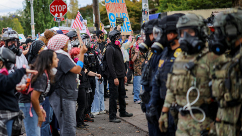 Manifestantes a las puertas de la ICE en Portland.