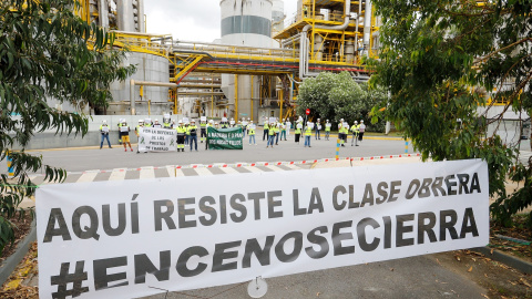 Pancarta de los trabajadores de Ence a la entrada de la fábrica de Pontevedra.