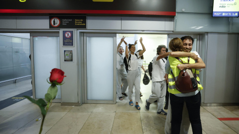 IMG_4321 Llegada de los 21 activistas españoles que formaban parte de la Flotilla Global Sumud este domingo. En primer plano, Néstor Prieto.