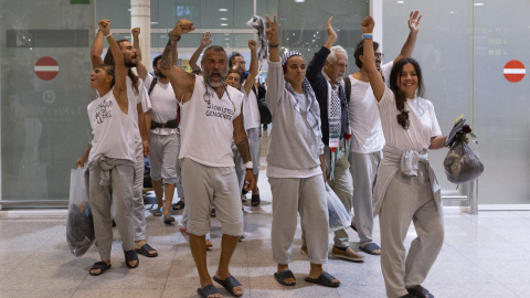 Flotilla Varios de los activistas que integraban la flotilla Global Summud a su llegada al aeropuerto de Barcelona.