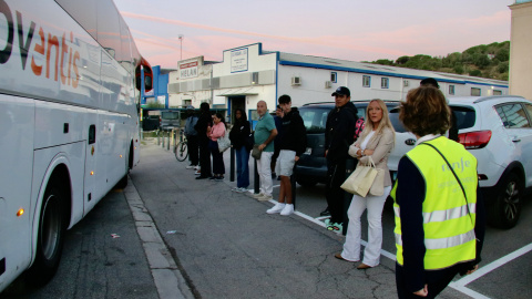Cua d’usuaris per agafar un autobús en direcció a Barcelona