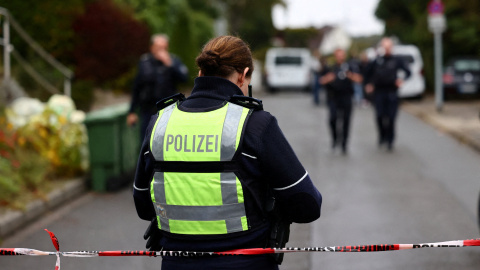 2025-10-07T125750Z_1345947707_RC207HAWM0O4_RTRMADP_3_GERMANY-CRIME-STABBING Una agente de la Policía trabajando en el lugar de los hechos.