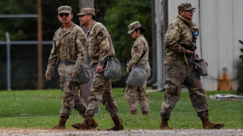 Tropas de la Guardia Nacional de Texas caminan por el Centro de Entrenamiento de la Reserva del Ejército de Joliet, después de que el presidente de Estados Unidos, Donald Trump, ordenara una mayor presencia policial federal para ayudar en la prevención del delito, en Elwood, Illinois, Estados Unidos, el 7 de octubre de 2025. REUTERS/Jim Vondruska IMÁGENES TPX DEL DÍA