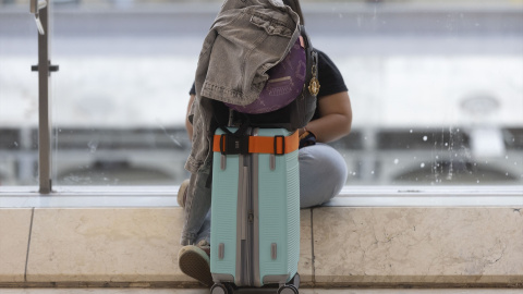 (Foto de ARCHIVO)Una persona con maleta, en el Aeropuerto Adolfo Suárez Madrid-Barajas, a 1 de agosto de 2025, en Madrid (España). Las aerolíneas han programado 28.466 vuelos en los aeropuertos de la red española de Aena para este fin de semana, entre el jueves 31 de julio y el domingo 3 de agosto, algo menos que un año antes (28.681), cuando el mes comenzó el jueves. El día con más vuelos programados será el sábado, 2 de agosto, cuando hay previstos 7.176 operaciones, seguido del domingo, con 7.129 programadas. Para el jueves se han programado 7.087 y para el viernes unos 7.074.Eduardo Parra / Europa Press01 AGOSTO 2025;AEROPUERTO;BARAJAS;AENA;VUELOS;VACACIONES;OPERACIÓN SALIDA;MALETA;01/8/2025