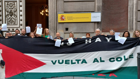 Los profesores de Marea Palestina ante la puerta del Consejo Escolar del Estado.