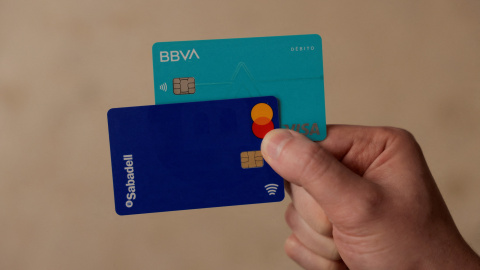 Sendas tarjetas de crédito de BBVA y de Banco Sabadell. Sendas tarjetas de crédito de BBVA y de Banco Sabadell.
