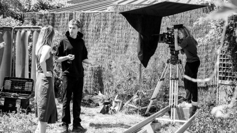 Las directoras Delphine y Muriel Coulin con el actor Benjamin Voisin, en el rodaje.