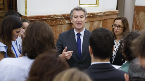 El líder del Partido Popular (PP) Alberto Núñez-Feijóo conversa con periodistas en los pasillos del Congreso de los Diputados durante la sesión de control al Gobierno celebrada este miércoles en el Congreso.