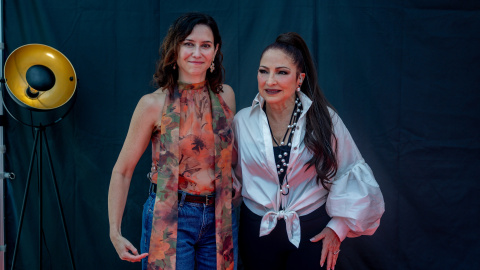 La presidenta de la Comunidad de Madrid, Isabel Díaz Ayuso (i), con la cantante Gloria Estefan (d), antes de su concierto en la Plaza de Colón, dentro de la programación de la Hispanidad 2025. La presidenta de la Comunidad de Madrid, Isabel Díaz Ayuso (i), con la cantante Gloria Estefan (d), antes de su concierto en la Plaza de Colón, dentro de la programación de la Hispanidad 2025.