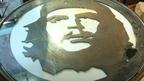 Mesa con la imagen del Che Guevara en la cervecería Rampinha.