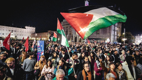 Cientos de personas protestan por el genocidio en Gaza en la ciudad italiana de Turín.