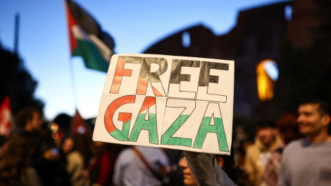 Cartel en una protesta en apoyo al pueblo palestino en Roma.