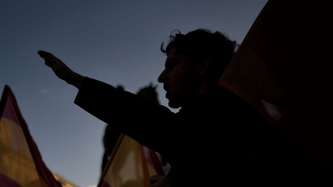 Un hombre hace el saludo fascista en una manifestación falangista celebrado el 23 de mayo pasado en Madrid.