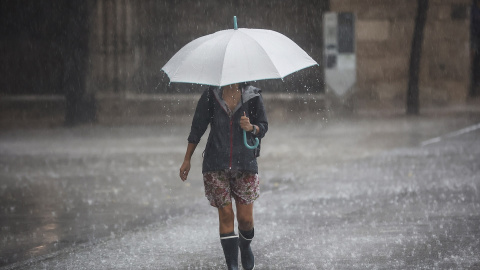 (Foto de ARCHIVO) Una persona camina con un paraguas bajo la lluvia, a 15 de septiembre de 2023, en València, Comunidad Valenciana (España). Las tormentas, en algunos casos de intensidad fuerte, están recorriendo durante las primeras horas de la mañana de (Foto de ARCHIVO)Una persona camina con un paraguas bajo la lluvia, a 15 de septiembre de 2023, en València, Comunidad Valenciana (España). Las tormentas, en algunos casos de intensidad fuerte, están recorriendo durante las primeras horas de la mañana de este viernes los litorales de Valencia y Alicante. Por ahora, las lluvias no se registran de forma muy organizadas y su movimiento es de sur a norte, salvo la tormenta que ha afectado al sur de Alicante, que permanece estática en la zona con intensidad muy fuerte de precipitación, explica la Agencia Estatal de Meteorología (Aemet) en la Comunitat Valenciana.Rober Solsona / Europa Press15 SEPTIEMBRE 2023;LLUVIA;TORMENTA;TEMPORAL;TROMBA;AGUA;CALLE;15/9/2023