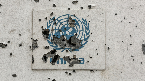 EuropaPress_6470569_22_january_2025_palestinian_territories_rafah_view_of_bullet_holes_on (1) Agujero de bala en el logotipo de las Naciones Unidas (ONU) en uno de sus almacenes destruidos por el ejército israelí. Imagen de archivo.
