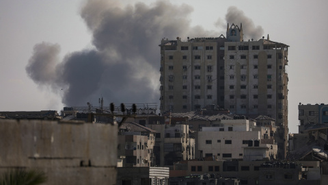 3294833edafe1682336c502674e464c0aa3be4fb Se eleva una columna de humo tras los ataques aéreos israelíes durante una operación militar en la Ciudad de Gaza.