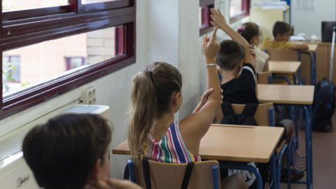 68374e31ae14c Imagen de archivo de varios alumnos en un colegio.