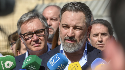 Abascal El líder de Vox, Santiago Abascal atiende a los medios de comunicación en Sevilla. EFE/ Raúl Caro.