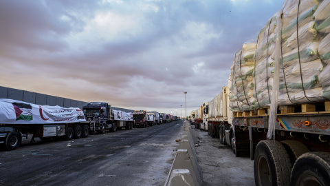 Camiones con ayuda humanitaria en Rafah esperando a cruzar a Gaza.