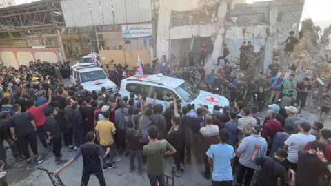 Vehículos de la Cruz Roja transportan a los primeros rehenes israelíes liberados por Hamás, este lunes en Ciudad de Gaza. Vehículos de la Cruz Roja transportan a los primeros rehenes israelíes liberados por Hamás, este lunes en Ciudad de Gaza.