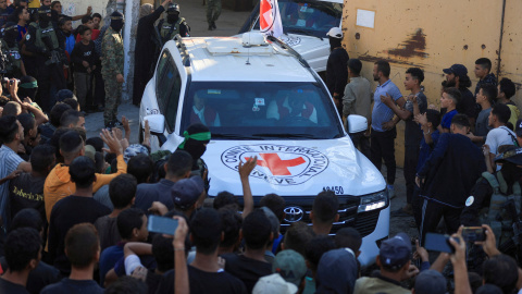 Un vehículo de la cruz Roja transporta a los rehenes.