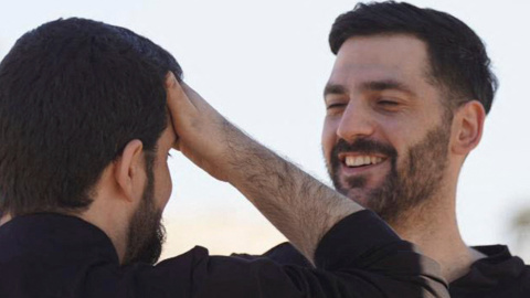 2025-10-13T081655Z_339425517_RC2WAHABBIBX_RTRMADP_3_ISRAEL-PALESTINIANS-HOSTAGES Gali and Ziv Berman, este lunes tras ser liberados.