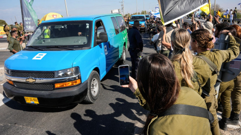 WhatsApp Image 2025-10-13 at 10.34.46 Vehículos que transportan rehenes llegan a la base militar de Reim.